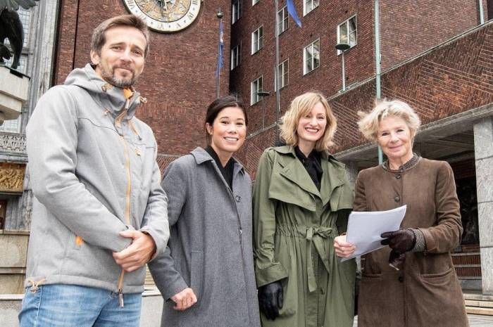 Prosjektleder for Klimahuset Torkjell Leira, byråd for miljø og samferdsel Lan Marie Berg, byråd for oppvekst og kunnskap Inga Marte Thorkildsen og Tone Lindheim, direktør ved NMH. Foto: NHM ved Karsten Sund